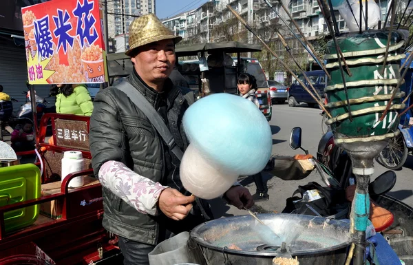 Pengzhou, china: voedsel leverancier verkopen suikerspin — Stockfoto