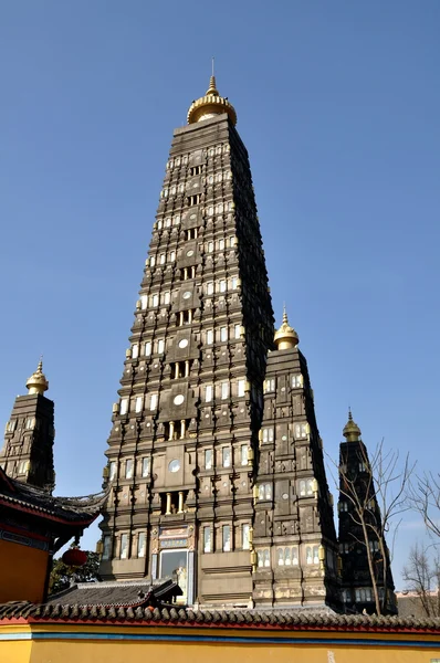 Pengzhou, China: Soaring 22-story Long Xing Pagoda — Stock Photo, Image