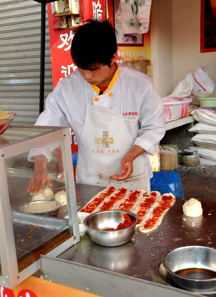 Jun Le, China: Chef preparando masa de pizza china —  Fotos de Stock