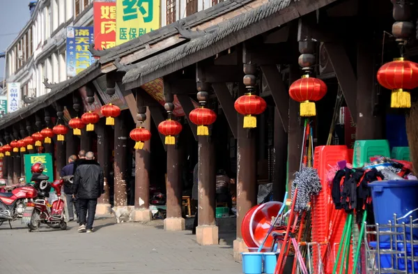 Jun le, china: Holzarkaden mit roten Laternen — Stockfoto