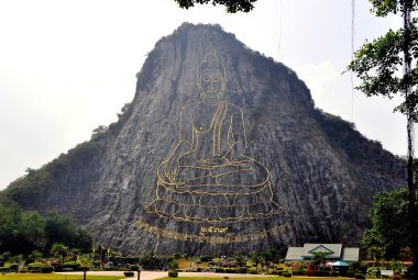 Pattaya, Tayland: Buda dağın kazınmış khao chi chan