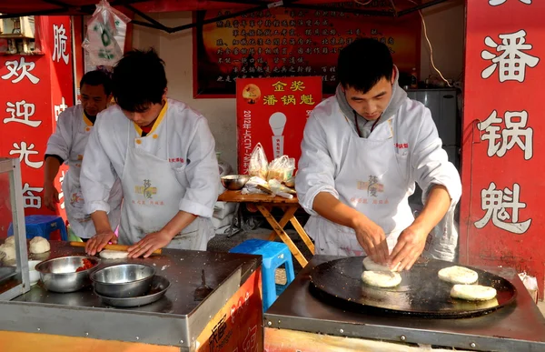 Jun Le, China: Chefs preparando pizza china — Foto de Stock