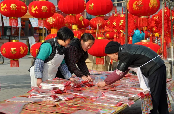 Jun Le, China: Man Buying Chinese New Year Decorations — Stock Photo, Image