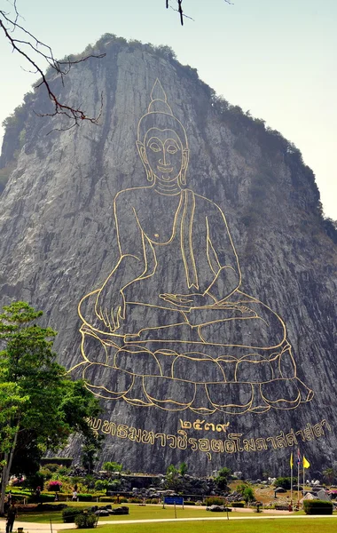 Pattaya, Tailandia: Khao Chi Chan Buda sentado grabado en la montaña — Foto de Stock