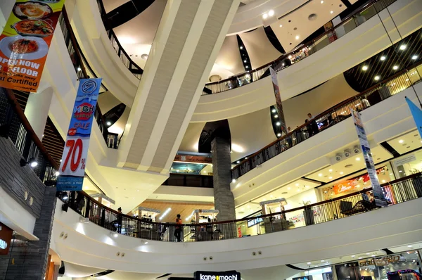 芭堤雅，泰国： 节日购物商场现代化的中庭 — 图库照片