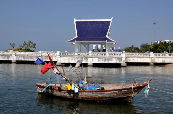 Bang Saen, Thailand: Fishing Boat and Thai Sala — Stock Photo, Image