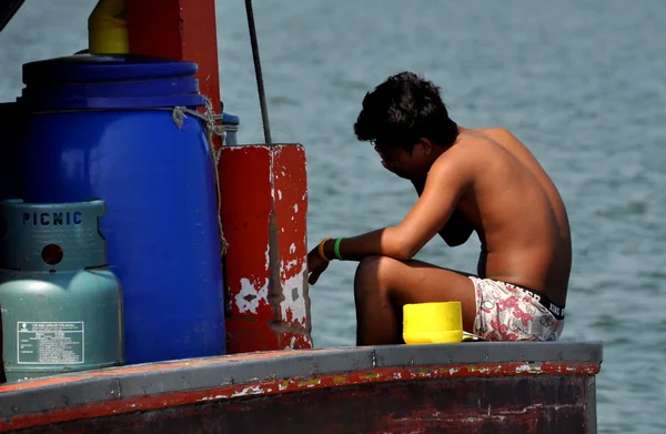 Bang Saen, Thailand: Pensive Fisherman Sitting on Boat — Stock Photo, Image