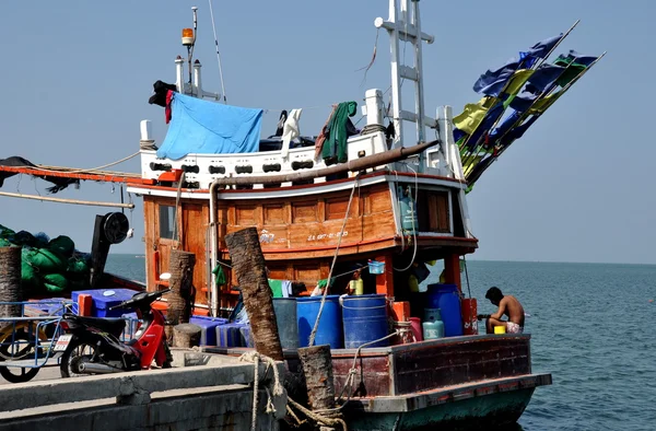 Bang Saen, Thailandia: Pescatore pensieroso in barca — Foto Stock