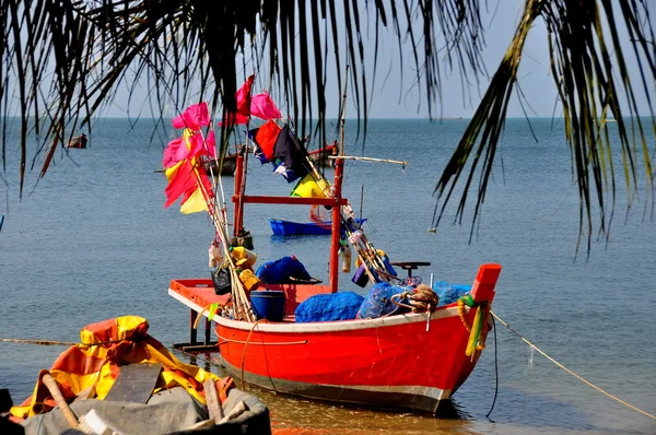 Bang saen, thailand: fiske båt förtöjd vid stranden — Stockfoto