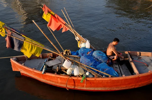 邦盛，泰国： 渔夫坐在他的小船 — 图库照片