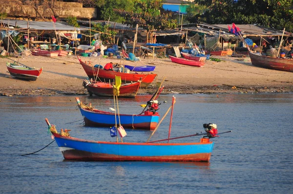 Bang Saen, Thailandia: Colorate barche da pesca thailandesi — Foto Stock