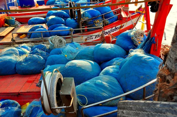 Bang saen, thailand: gebündelte Tüten mit Fischernetzen — Stockfoto