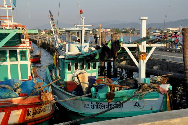 Bang Saen, Tailândia: Barcos de pesca tailandeses no Sapan Pla Pier — Fotografia de Stock