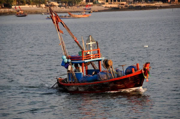 Bang Saen, Tailandia: Barco de pesca en el muelle de Sapan Pla —  Fotos de Stock