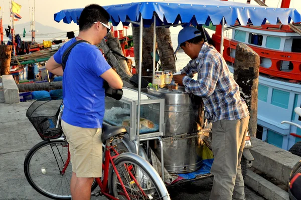 Bang Saen, Tailândia: Homem comprando sorvete de fornecedor de alimentos — Fotografia de Stock