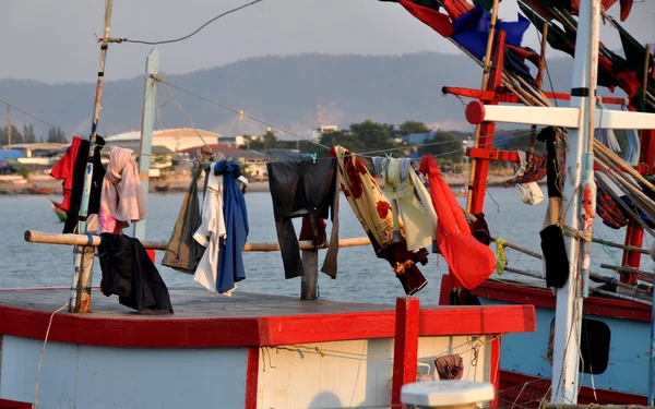 Bang Saen, Tailandia: Lavandería en barco de pesca —  Fotos de Stock