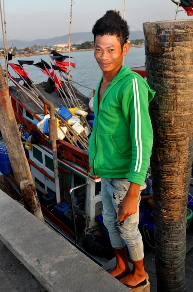 Bang Saen, Thailand: Thai Fisherman on his Boat — Stock Photo, Image