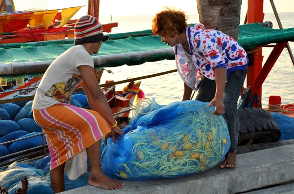 Bang Saen, Thailand: Fishermen Lifting Fishing Nets — Stock Photo, Image