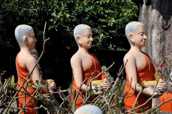 Bang Saen, Tailandia: Trío de figuras monje en Wat Saen Suk —  Fotos de Stock