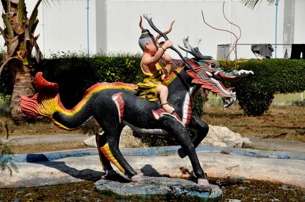 Bang Saen, Thailand: Man Riding a Dragon at Wat Saen Suk — Stock Photo, Image