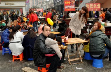 pengzhou, Çin: açık restoranda yemek insanlar