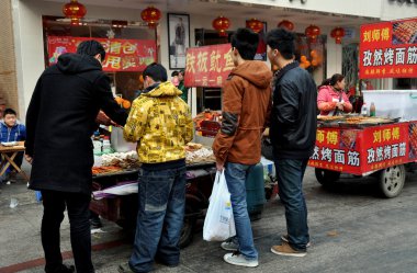 pengzhou, Çin: gençleri sokak gıda satın
