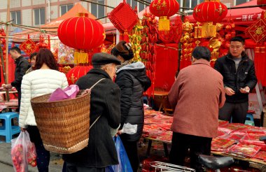 pengzhou, Çin: insanlar alışveriş için Yılbaşı süslemeleri