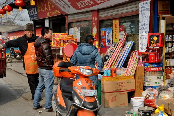 Pengzhou, China: Pessoas que compram fogos de artifício de Ano Novo — Fotografia de Stock