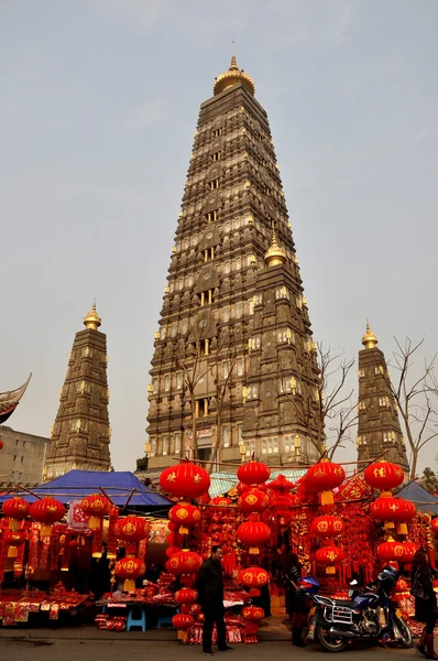 Pengzhou, China: Long Xing Pagoda and New Year Decorations — Stock Photo, Image