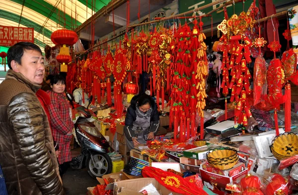 彭州市，中国： 人们购物新年装饰品 — 图库照片