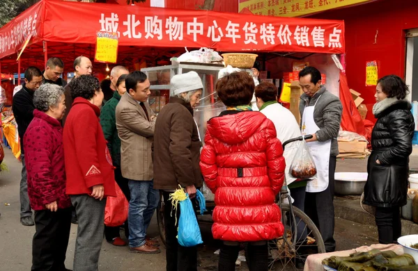 彭州市，中国： 人们排队购买新的一年的食物 — 图库照片