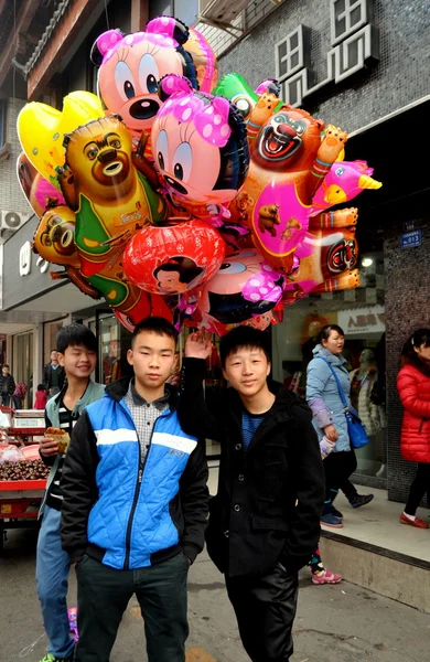 Pengzhou, China: Adolescentes vendiendo globos —  Fotos de Stock