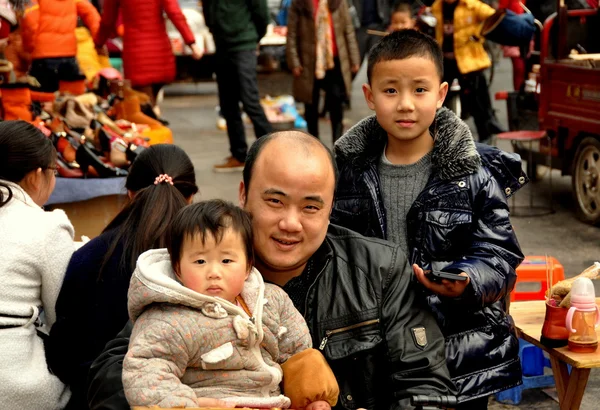 Pengzhou, China: Familia en el restaurante al aire libre — Foto de Stock