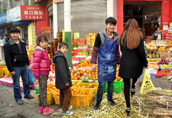 P: engzhou, Cina: Clienti al negozio di frutta di fantasia — Foto Stock