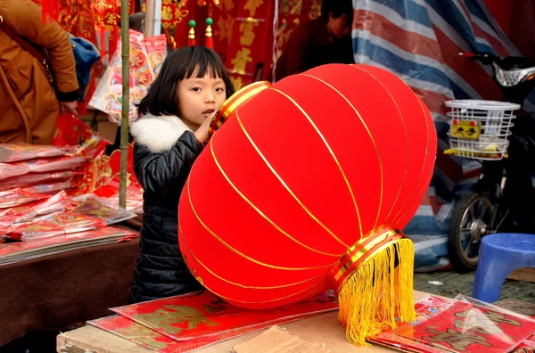 Pengzhou, china: meisje met Nieuwjaar lantaarn — Stockfoto