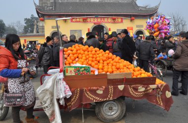 pengzhou, Çin: portakal uzun XING kare satış wooman