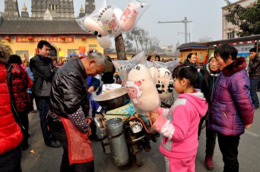 pengzhou, Çin: Alış pamuk şeker kız