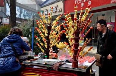 pengzhou, Çin: sopa sırlı, şekerlenmiş meyve satan satıcı