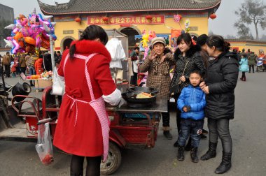 pengzhou, Çin: Aile sokak gıda satıcısından satın alma.