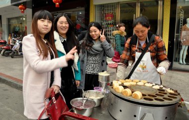 pengzhou, Çin: üç kadın sokak gıda satın