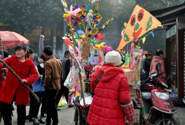 pengzhou, Çin: satıcıları ve müşterileri li ren jie sokak üzerinde