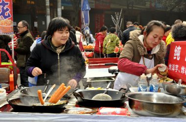 pengzhou, Çin: gıda üzerine şehir sokak satan iki kadın