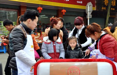 pengzhou, Çin: aileler sokak gıda satın