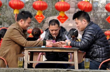 pengzhou, Çin: city Park üç adam oyun kartları