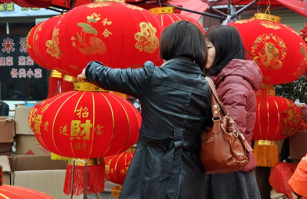 Pengzhou, China: Dos mujeres comprando linternas chinas de año nuevo — Foto de Stock