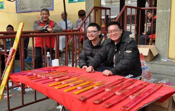 Pengzhou, China: Dos hombres vendiendo palos de incienso — Foto de Stock
