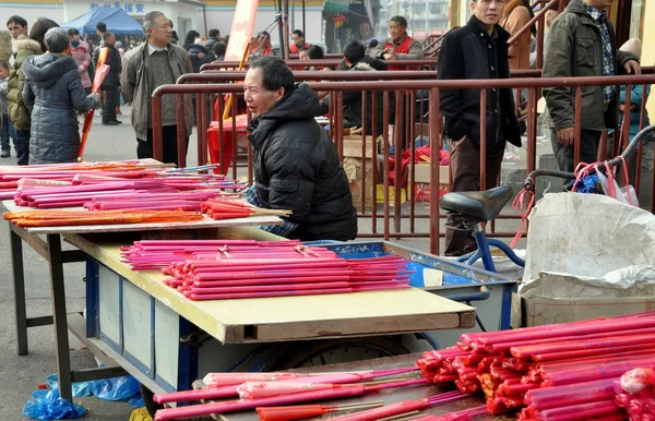 Pengzhou, China: Hombre vendiendo palos de incienso — Foto de Stock