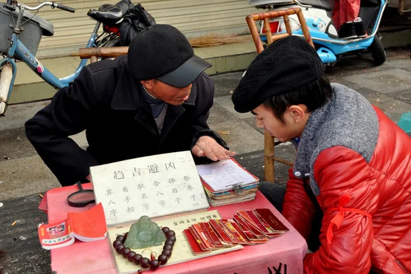 Pengzhou, China: Contador de fortunas com cliente — Fotografia de Stock