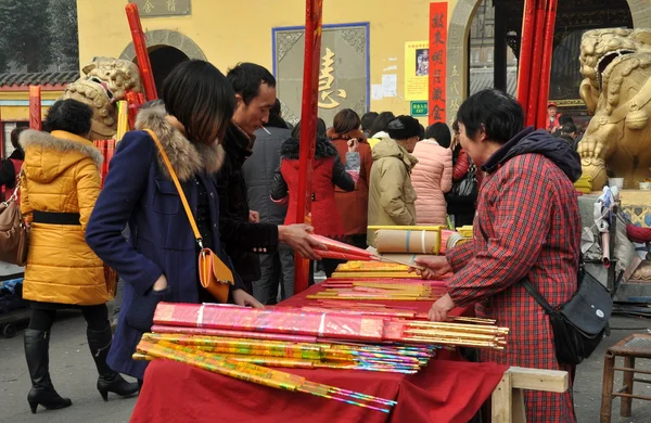 Pengzhou, China: People Buying Incense Sticks — Stock Photo, Image