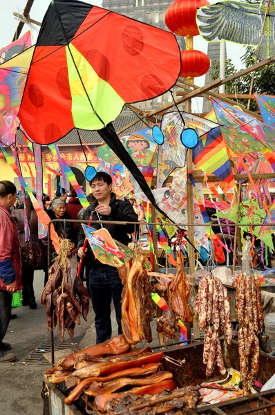 Pengzhou, Kina: nyår drakar och leverantören stå säljer kött — Stockfoto